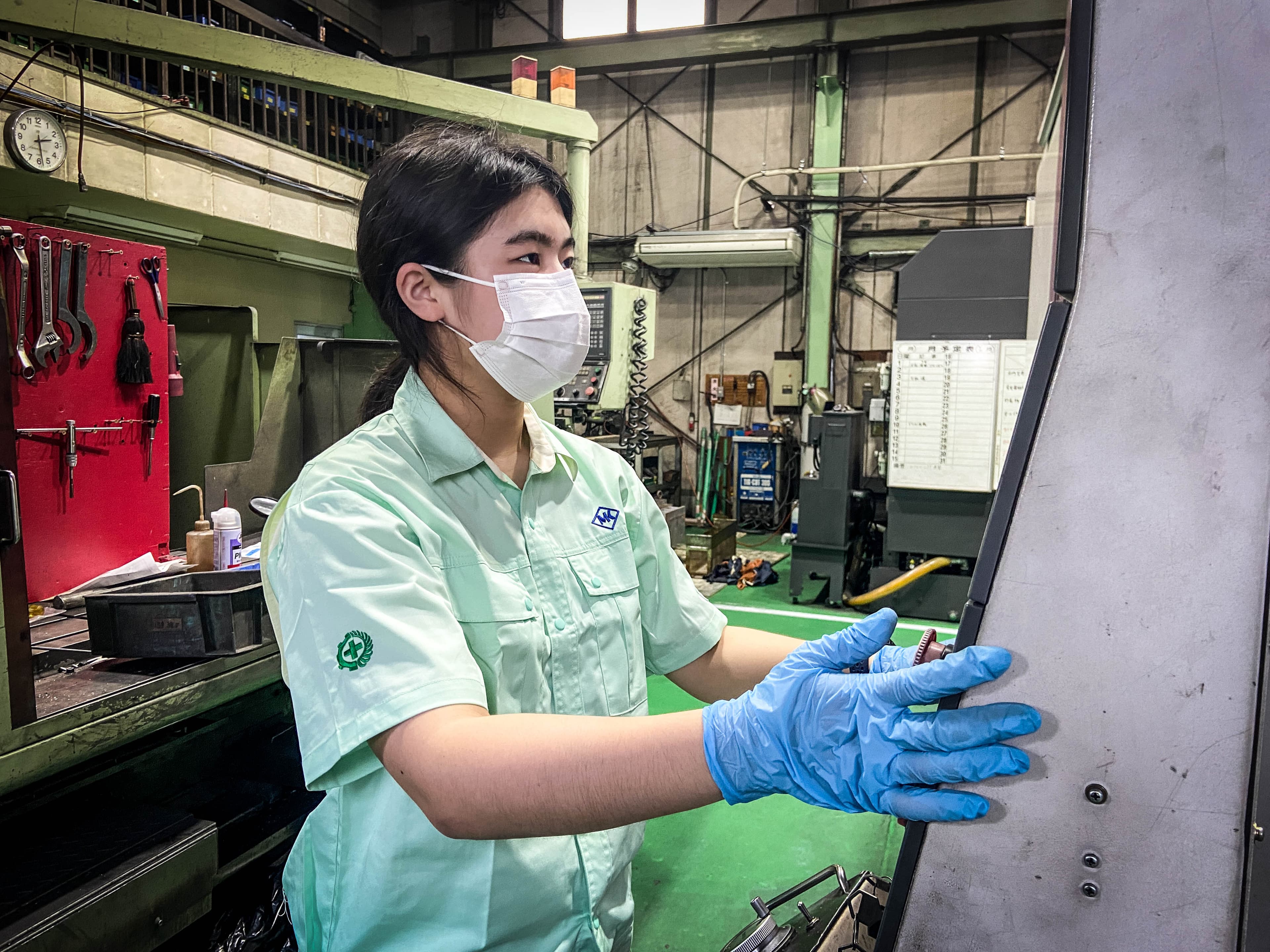 守山金型製作所の従業員が加工機を操作している様子